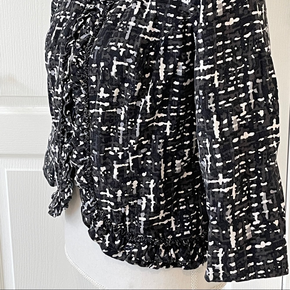 Beautiful Jacket With Ruffled Edges - image 2